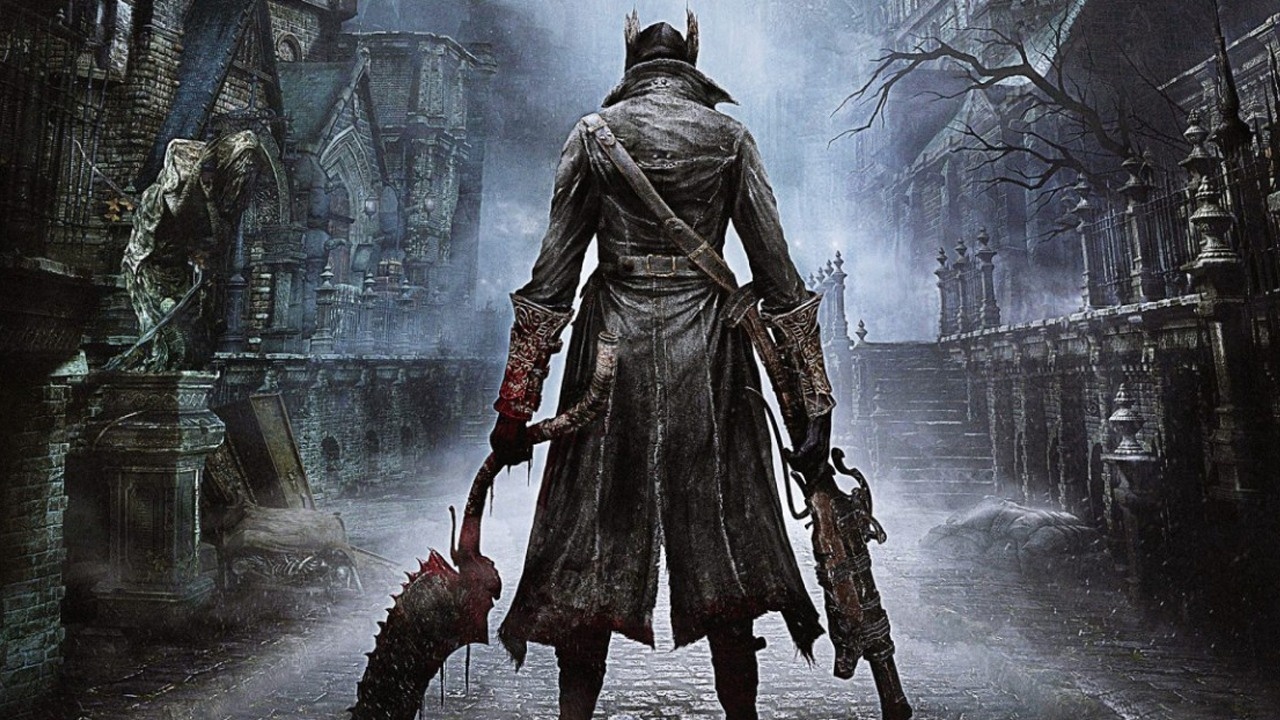 Grafika promocyjna gry Bloodborne. Postać w długim płaszczu jest odwrócona plecami do ekranu, w jednej ręce trzyma powykręcany miecz, w drugiej długą broń palną
