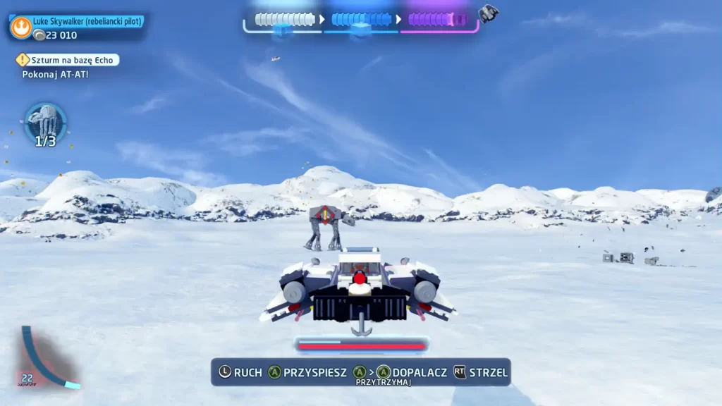 LEGO Star Wars: The Skywalker Saga - screnn z gry. Snowspeeder leci w kierunku pojazdu AT-AT na planecie Hoth.