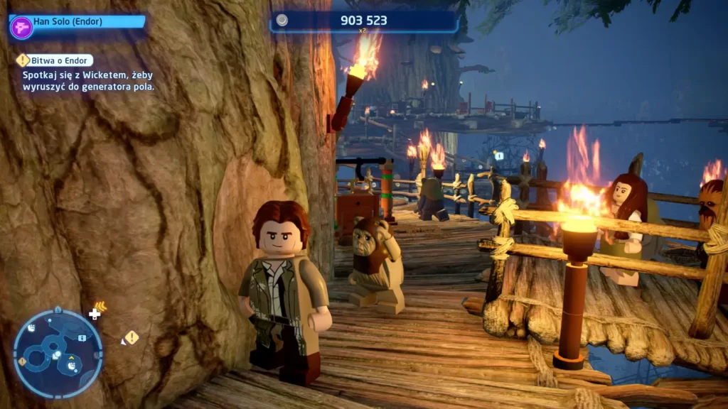 LEGO Star Wars: The Skywalker Saga - screen z gry. Han Solo oraz ewok spacerujący w koronach drzew.