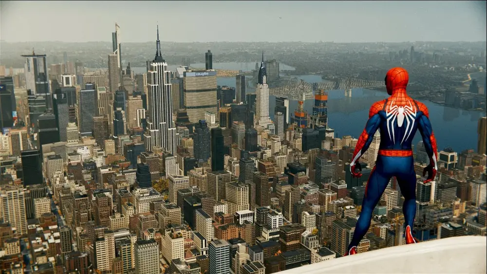 Otwarty świat z gry Marvel's Spider-Man. Panorama Manhattanu. Na pierwszym planie Spider-Man odwrócony plecami do kamery.
