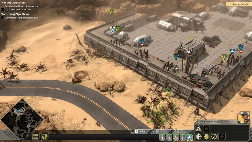Screen z gry Starship Troopers: Terran Command. Baza obsadzona żołnierzami broni się przed robalami.