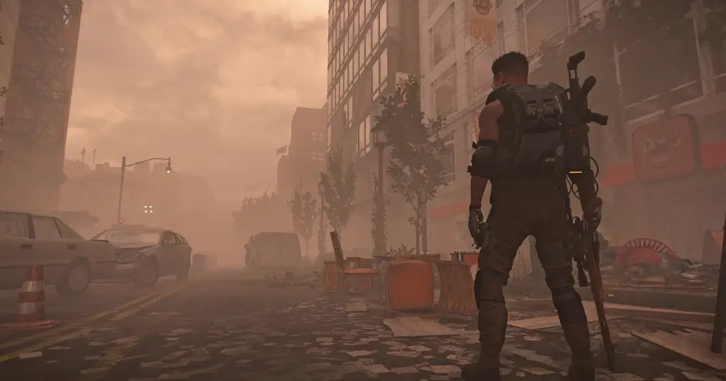 Agent stojący tyłem do kadru na tle opuszczonego miasta spowitego gęstą mgłą.