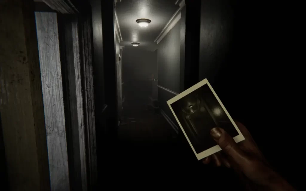 MADiSON — ciemny korytarz oraz ręka głównej postaci trzymająca zdjęcie. 