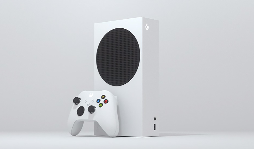 Biały Xbox Series S wraz z padem na białym tle.