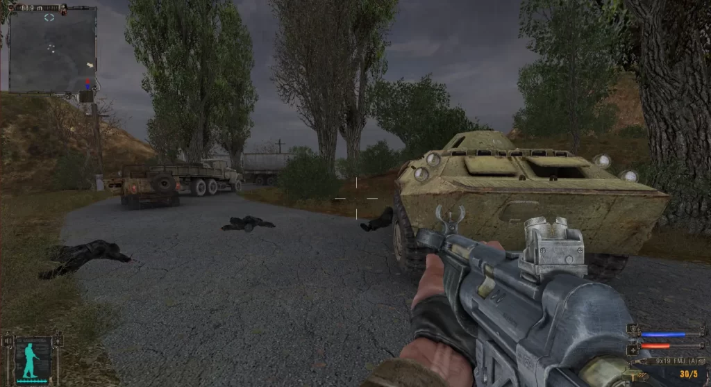 Screen z gry: pojazd opancerzony, dookoła trupy bandytów i żołnierzy.