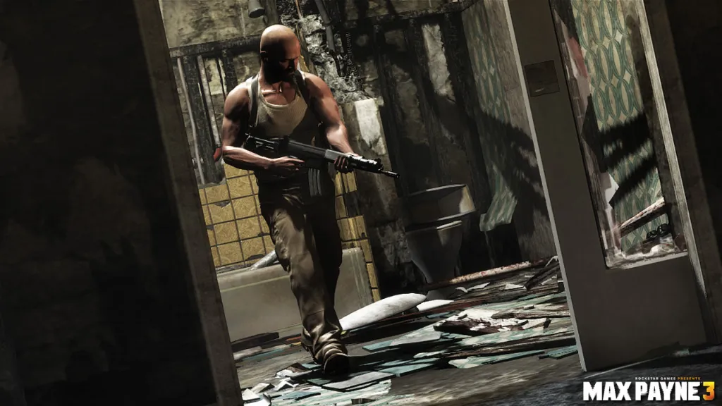 Max Payne 3. Max przechodzi przez drzwi w zrujnowanym budynku.