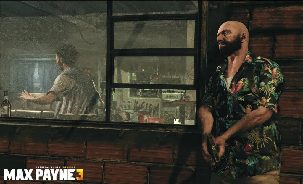 Max Payne 3 - łysy i brodaty mężczyzna ubrany w krzykliwą koszulę chowa się za ścianą, trzymając pistolet w dłoniach. Za szybą stoi postać odwrócona do niego tyłem.