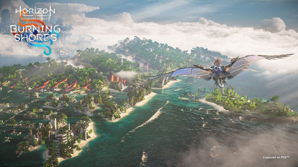 Grafika promocyjna gry Horizon Forbidden West i jej dodatku Burning Shores. Krajobraz na archipelag wysp, a na pierwszym planie bohaterka Aloy lecąca na robocie-ptaku.