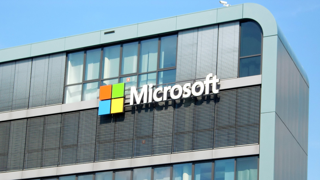budynek z logo Microsoftu