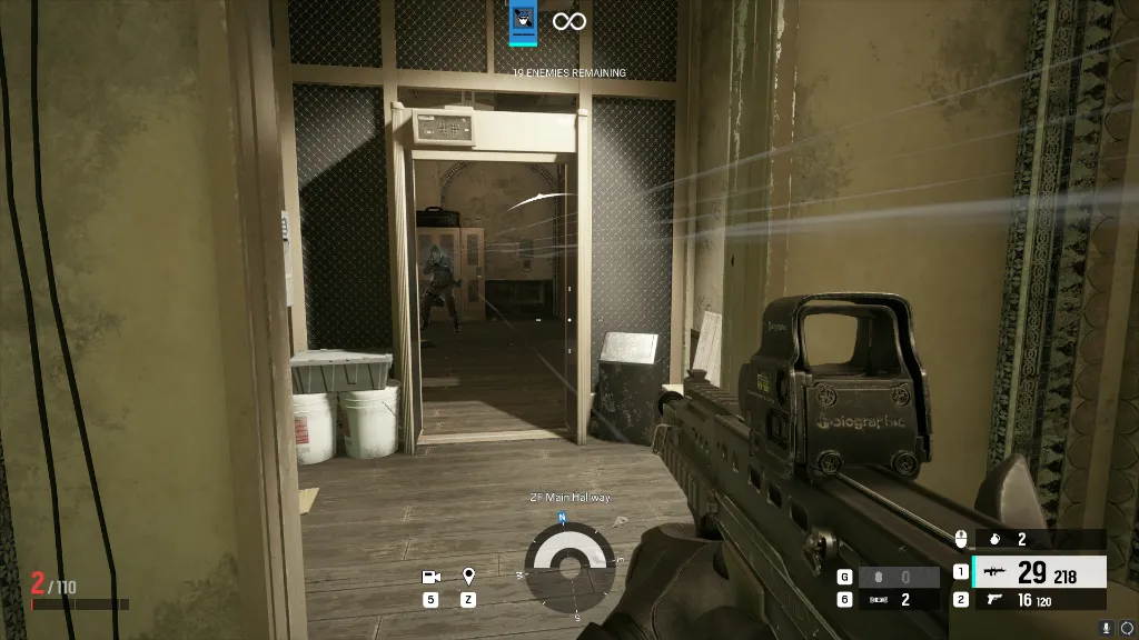 Terrorysta strzelający w kierunku operatora w grze Rainbow Six Siege