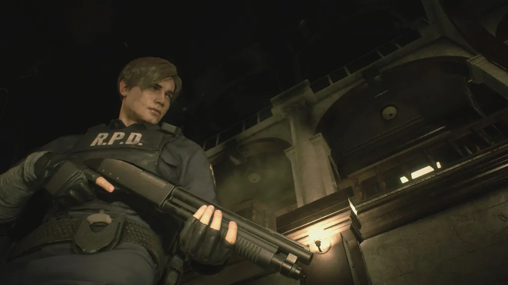 Leon Kennedy z Resident Evil 2 ze strzelbą.