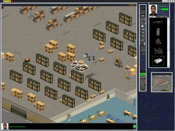 Screenshot z gry Police Quest: SWAT 2. Oddział antyterrorystów pośród skrzynek i palet w magazynie.