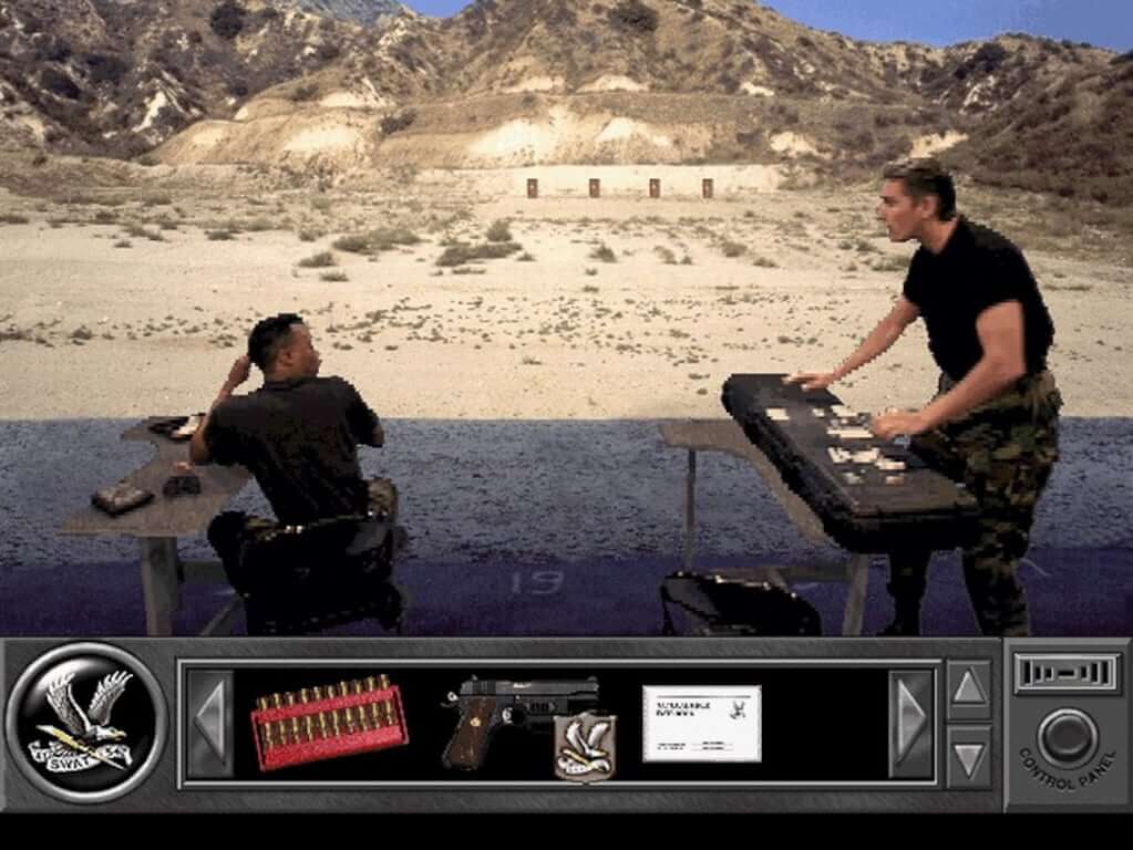 Zrzut ekranu z gry SWAT. Strzelnica polowa, gdzie dwóch policjantów stoi przy stolikach ze sprzętem.
