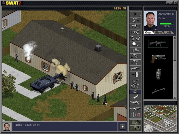 Screenshot z gry SWAT 2: Pojazd opancerzony wyburza ścianę w domu jednorodzinnym dookoła sześciu oficerów SWAT z psem.