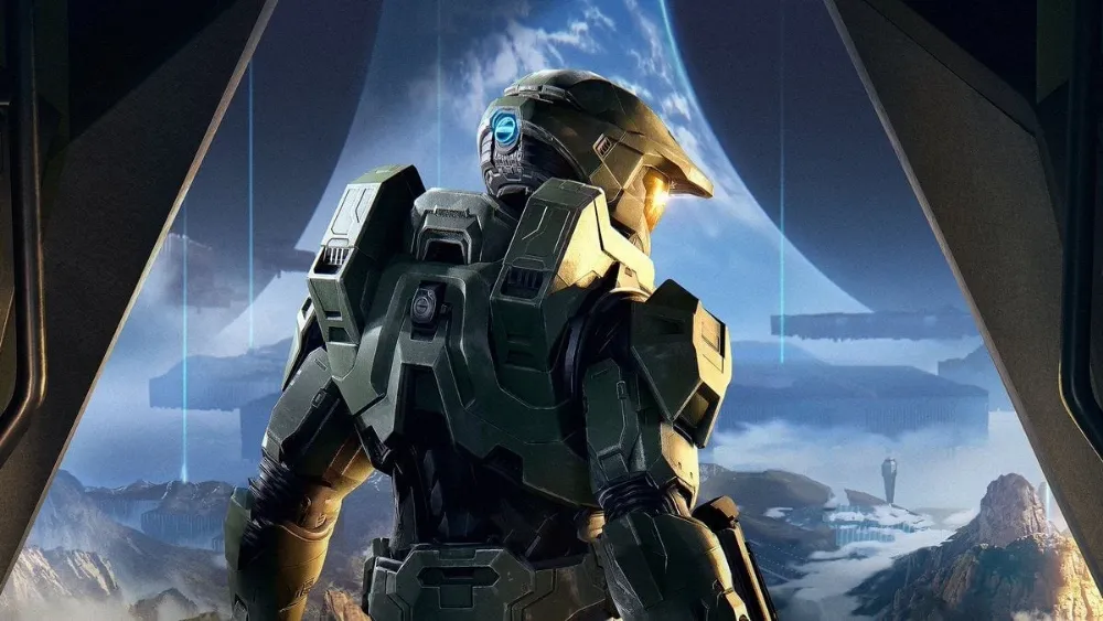 Master Chief w swojej Spartańskiej zbroi stojący tyłem do ekranu. Grafika z gry Halo Infinite, od studia 343 Industries.