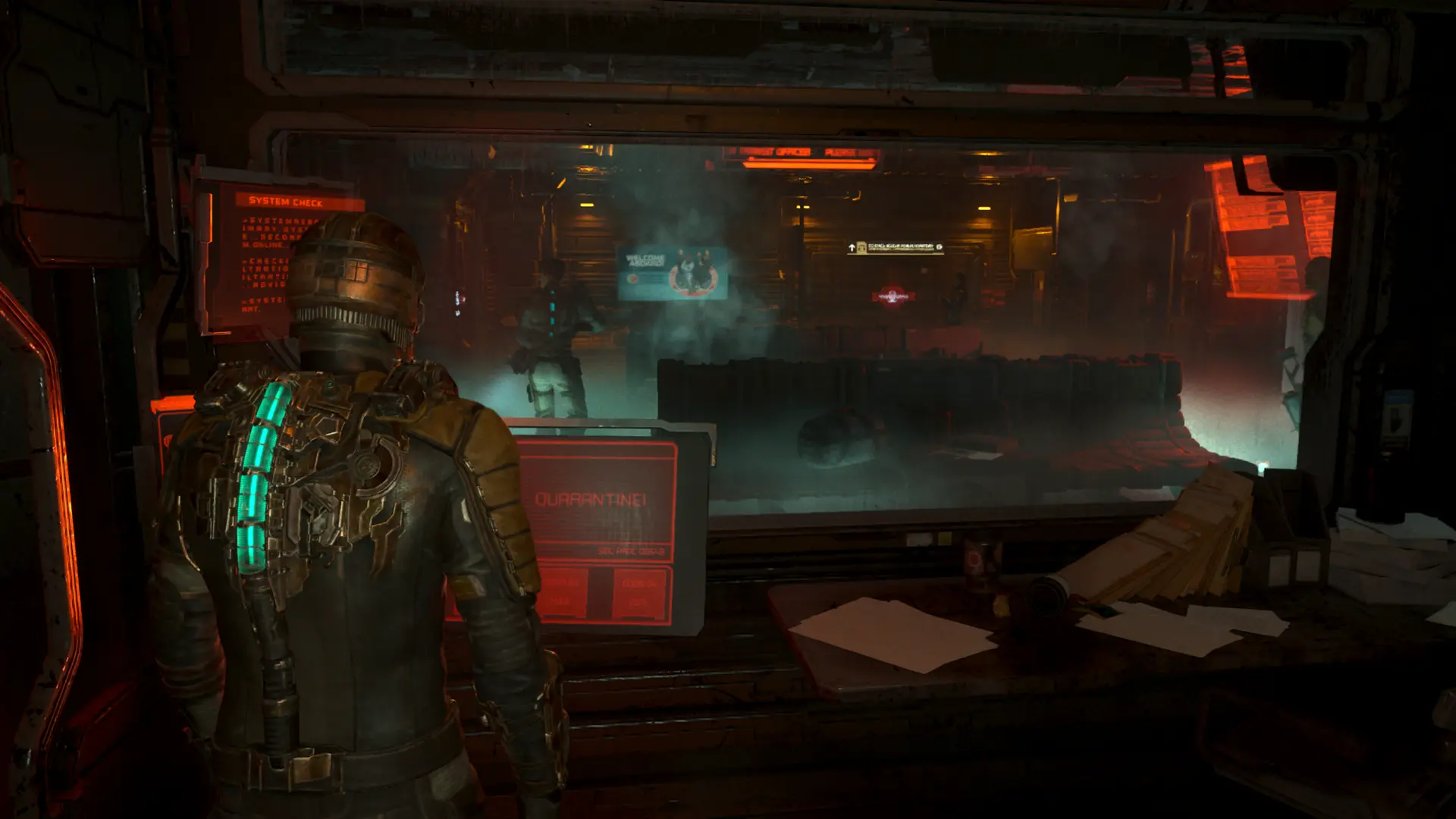 Dead Space. Chłop patrzy z niepokojem na kolegów