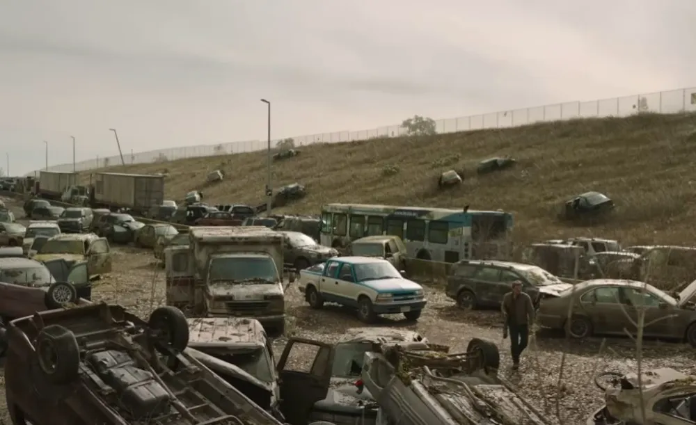 Kadr z serialu. Pusta droga pełna opuszczonych, zniszczonych aut. Wyniki The Last of Us imponują!