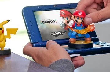 Konsola Nintendo 3DS i bohaterowie z gier - Mario i Pikachu.