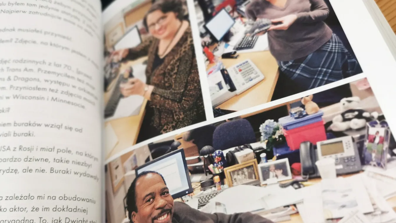 Na grafice widać fragment książki oraz zakulisowe zdjęcia z serialu The Office