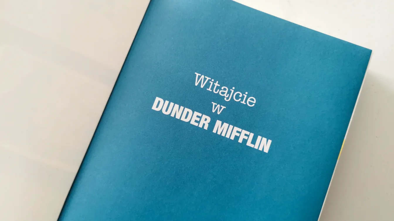 Na zdjęciu widać otwartą książkę Witajcie w Dunder Mifflin. Historia serialu The Office