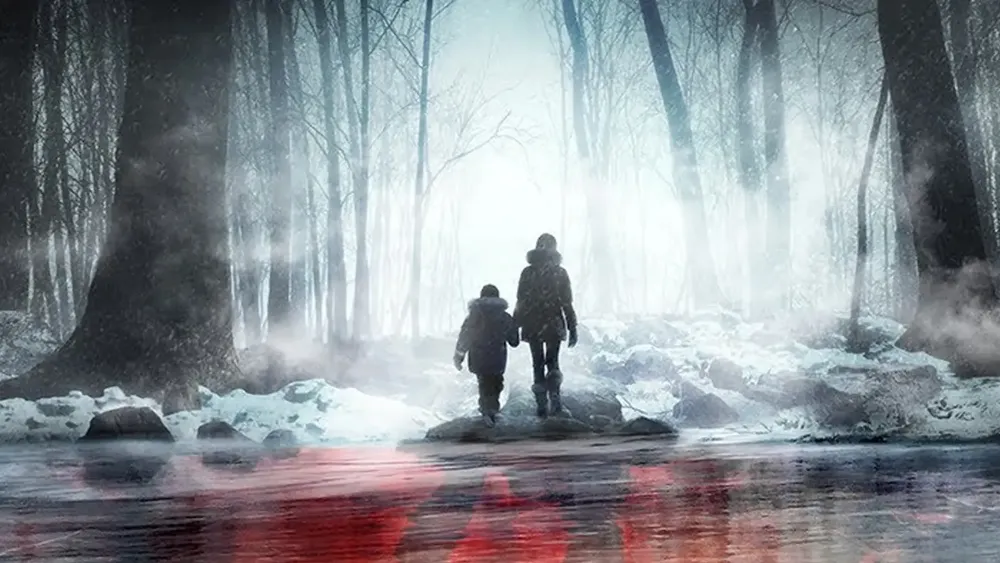 Silent Hill Ascension, dwie postacie na tle zimowego lasu, za nimi zamarznięte jezioro spowite czerwienią
