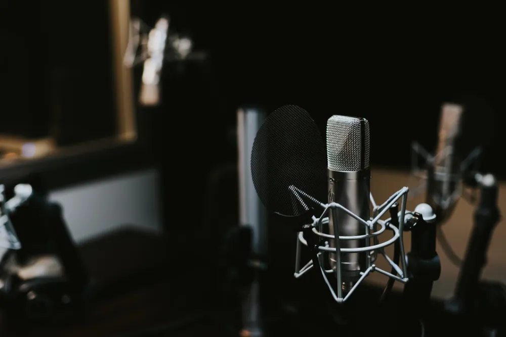 Polski dubbing: studio nagraniowe, mikrofon na stole