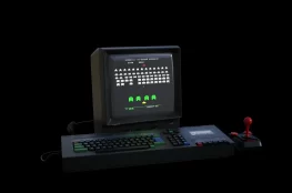 Meble dla graczy — stary komputer z Asteroidem.