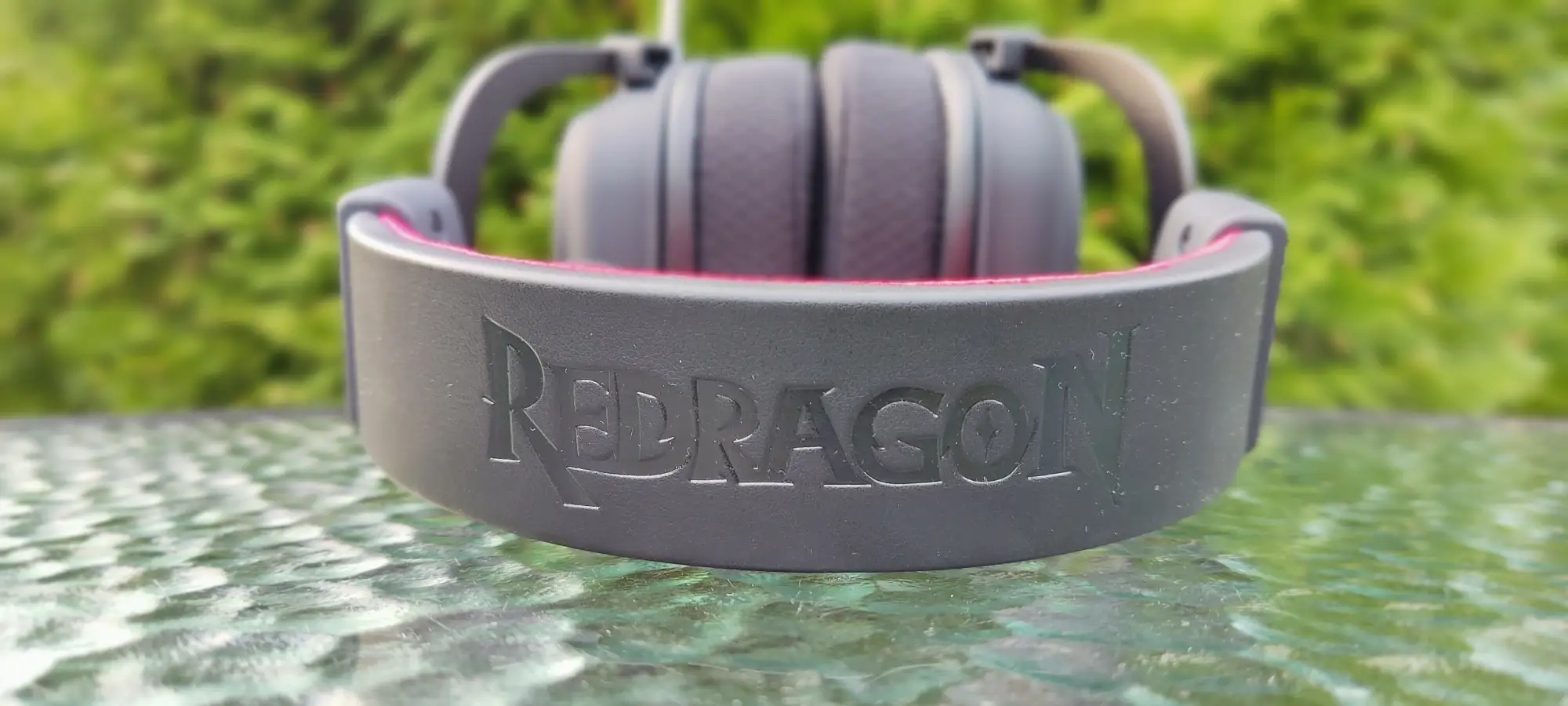 Logo Redragon na pałąku słuchawek.