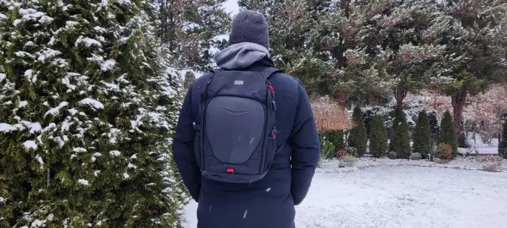 Silver Monkey X Gaming Backpack - tył plecaka na spacerze