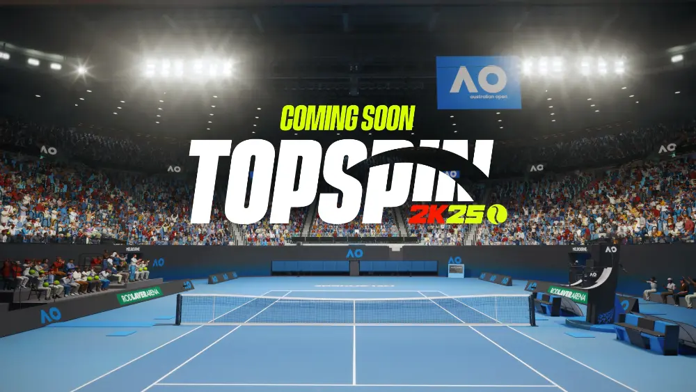 Kort tenisowy, na nim logo gry TopSpin 2K25