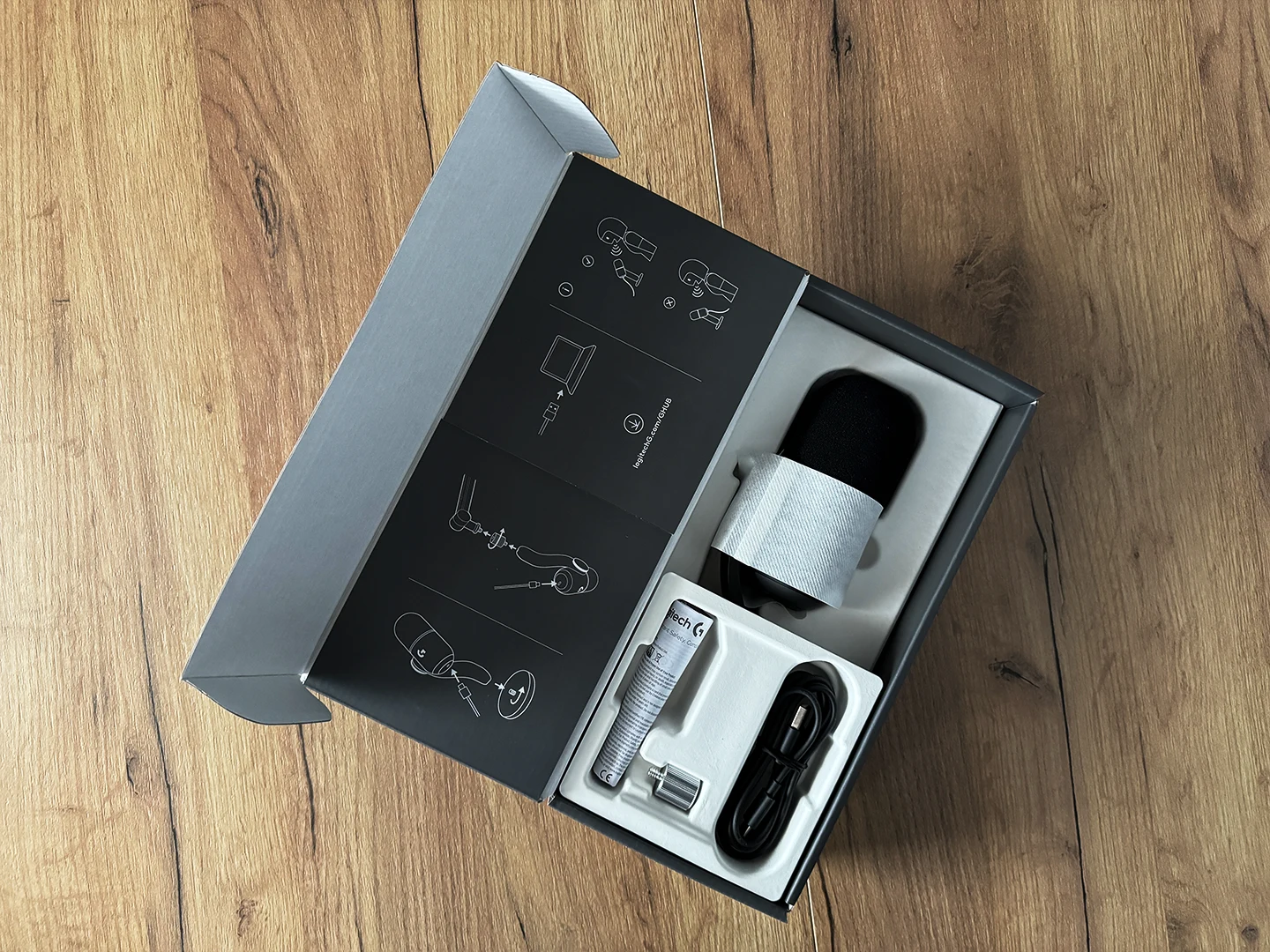 Zawartość pudełka Yeti GX: Mikrofon, Kabel, Adaptem, Podstawka.