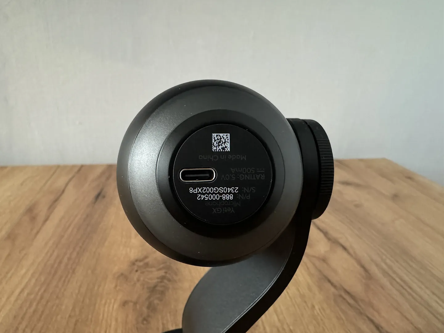 Dół mikrofonu z widocznym portem USB-C.