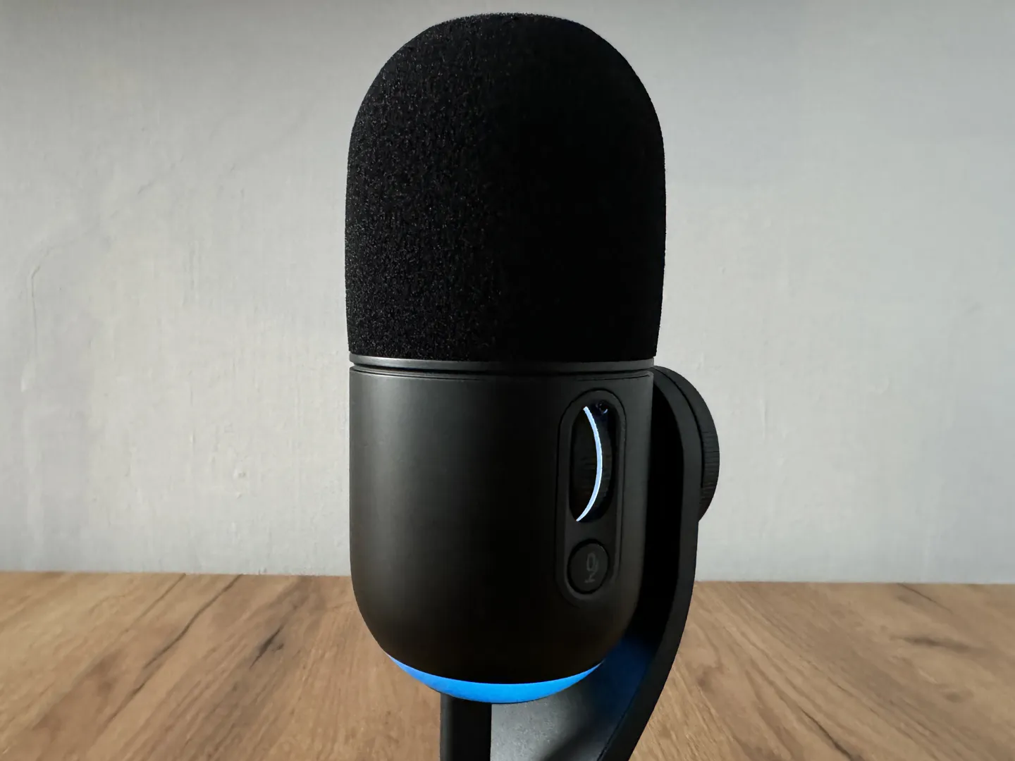 Mikrofon od Logitech G w stanie spoczynku.