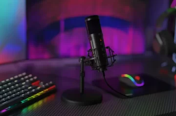 Mikrofon Genesis Radium 600 G2 na biurku obok myszki i klawiatury