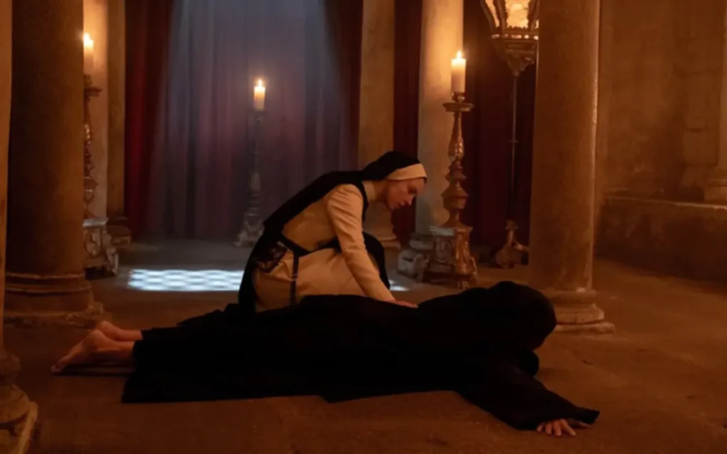 Horror Niepokalana — kadr z filmu. Cecilia pochyla się nad zakonnicą leżąca krzyżem na podłodze.