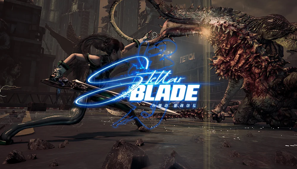 Stellar Blade prezentuje dynamiczną scenę walki, gdzie młoda bohaterka w futurystycznym stroju unika ataku wielkiego, groteskowego potwora.