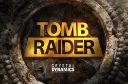 Logo serii "Serial Tomb Raider" w złotym kolorze, umieszczone na tle kamiennego, zarośniętego pnączami i pajęczynami okręgu. W dolnej części obrazu znajduje się logo Crystal Dynamics.