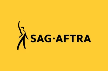 logo SAG-AFTRA na żółtym tle strajk aktorow i aktorek dubbingowych