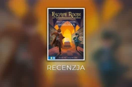 Okładka książki "Escape Room: Największa sprawa Sherlocka" przedstawia Sherlocka Holmesa z lupą i doktora Watsona w pościgu przez oświetlone wnętrze budynku. Tło ma tajemniczy klimat w odcieniach pomarańczowego i fioletowego. Pod obrazem widnieje napis "RECENZJA".