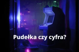 Automat do gry w opuszczonym lokalu, w ciemnym pomieszczeniu tylko trochę fioletowego światła pozwala rozpoznać kształty, na podłodze przewrócony znak. Na zdjęciu napis Pudełka czy cyfra?