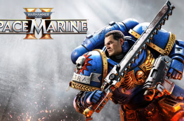 Grafika promocyjna gry "Warhammer 40,000: Space Marine 2" przedstawiająca postać Space Marine w pełnym pancerzu bojowym Ultramarines. Żołnierz, widoczny z profilu, trzyma w rękach charakterystyczny miecz łańcuchowy i karabin bolterowy, gotowy do walki. Na jego hełmie widnieje symbol Ultramarines, a złote akcenty ozdabiają niebieski pancerz. W tle dominuje szare, dymne niebo z iskrami i pyłem unoszącymi się w powietrzu, sugerujące intensywność bitwy. Po lewej stronie znajduje się logo gry "Warhammer 40,000: Space Marine 2".