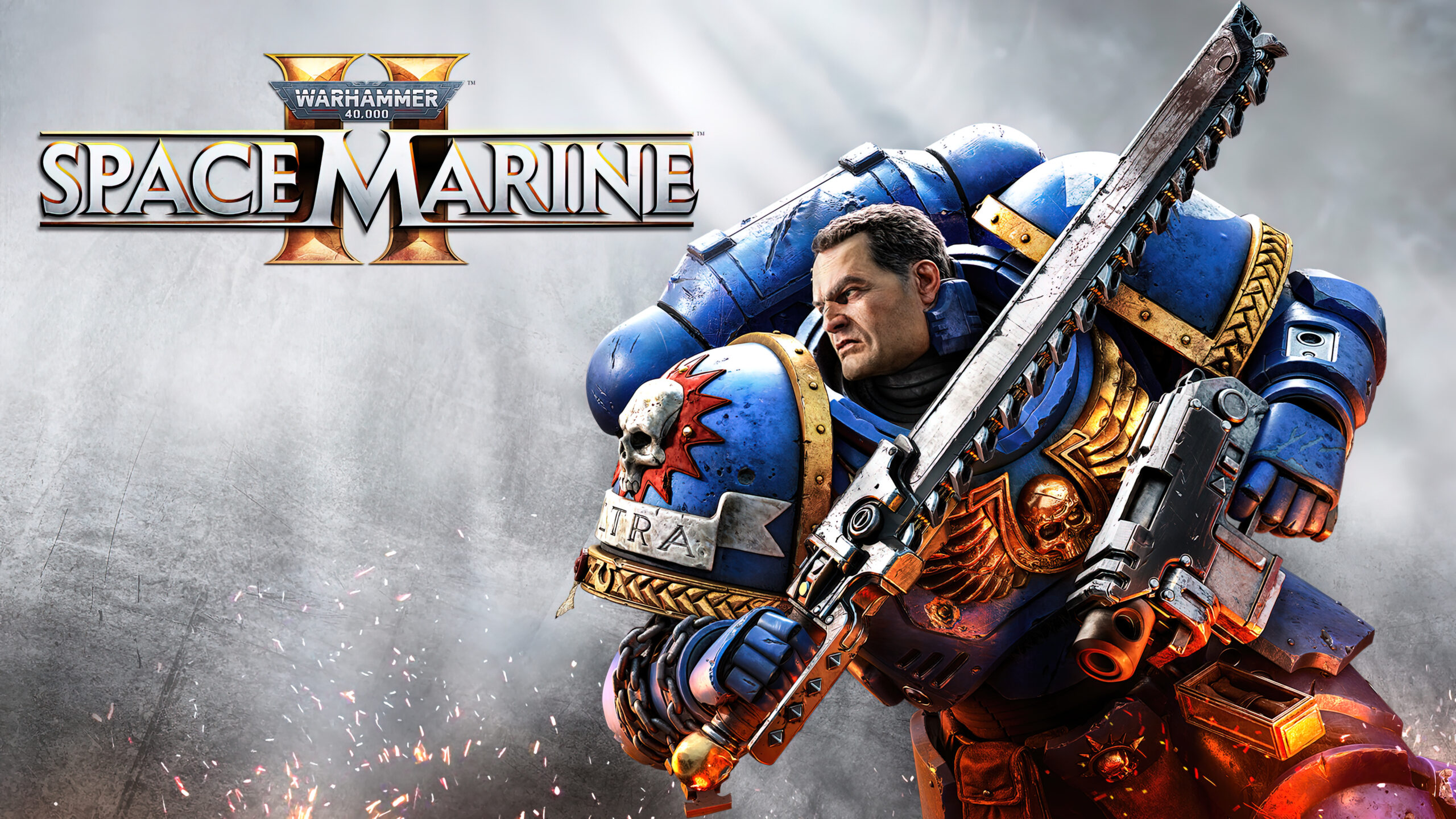 Grafika promocyjna gry "Warhammer 40,000: Space Marine 2" przedstawiająca postać Space Marine w pełnym pancerzu bojowym Ultramarines. Żołnierz, widoczny z profilu, trzyma w rękach charakterystyczny miecz łańcuchowy i karabin bolterowy, gotowy do walki. Na jego hełmie widnieje symbol Ultramarines, a złote akcenty ozdabiają niebieski pancerz. W tle dominuje szare, dymne niebo z iskrami i pyłem unoszącymi się w powietrzu, sugerujące intensywność bitwy. Po lewej stronie znajduje się logo gry "Warhammer 40,000: Space Marine 2".