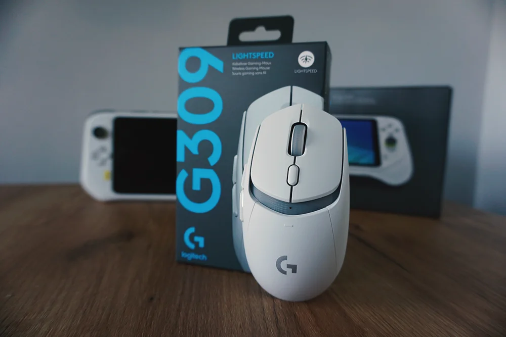 Zdjęcie przedstawiające pudełko oraz myszkę Logitech G309.