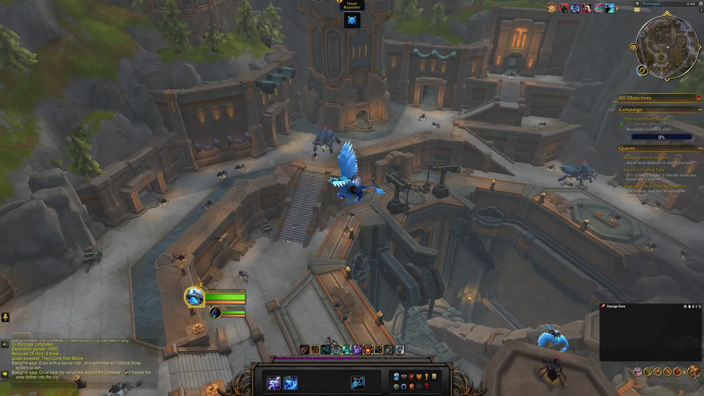 Zrzut ekranu z gry World of Warcraft przedstawiający widok z lotu ptaka na kamienną osadę. Postać gracza leci na niebieskim skrzydlatym wierzchowcu nad schodami i budynkami. W tle widoczne są zielone drzewa i g&oacute;ry. Interfejs gry pokazuje mapę, cele zadań i paski umiejętności.