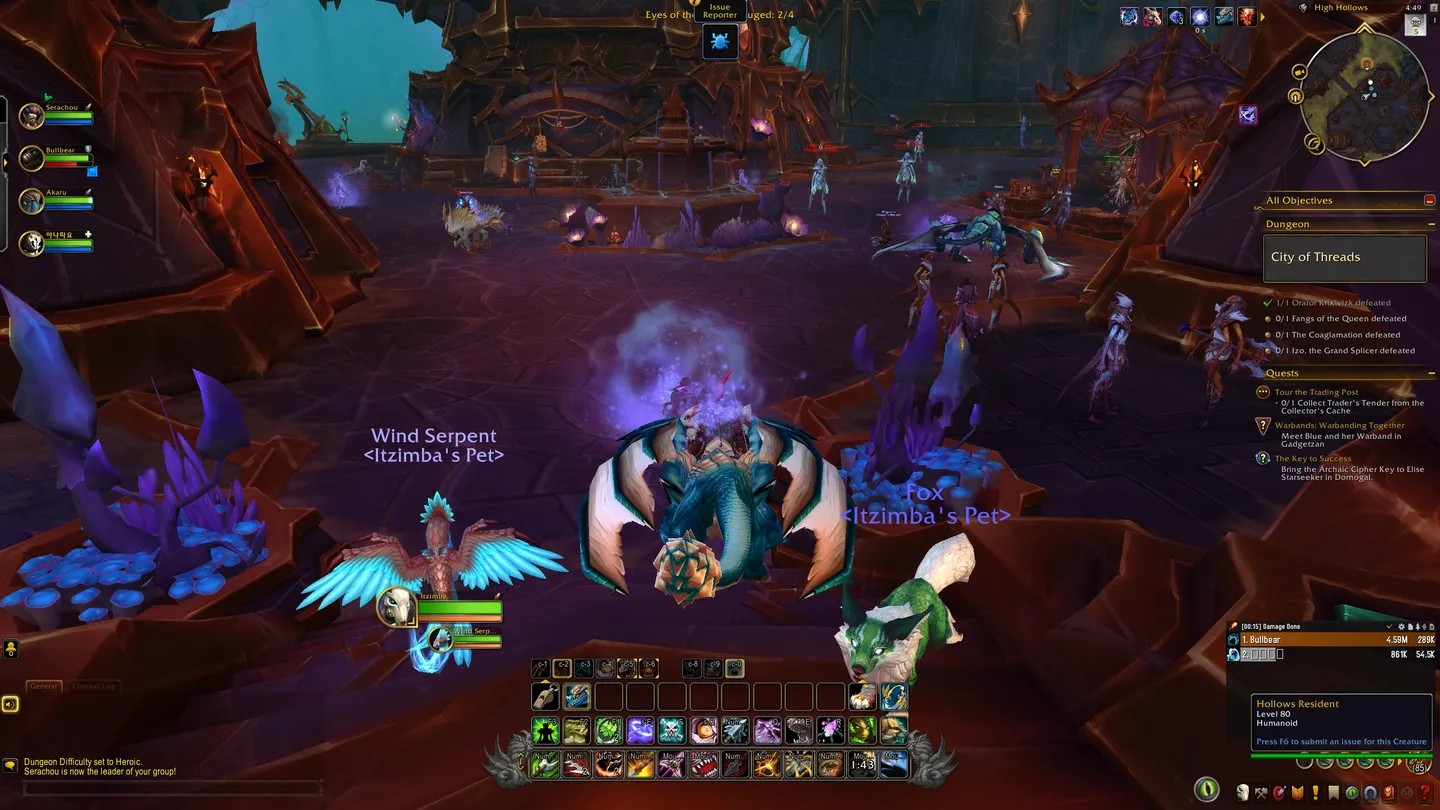 Zrzut ekranu z rozgrywki World of Warcraft ukazujący postać gracza otoczoną zwierzętami, w tym Wężem Wiatru i Lisem. Scena rozgrywa się w fioletowym środowisku loch&oacute;w, z innymi postaciami widocznymi w tle.