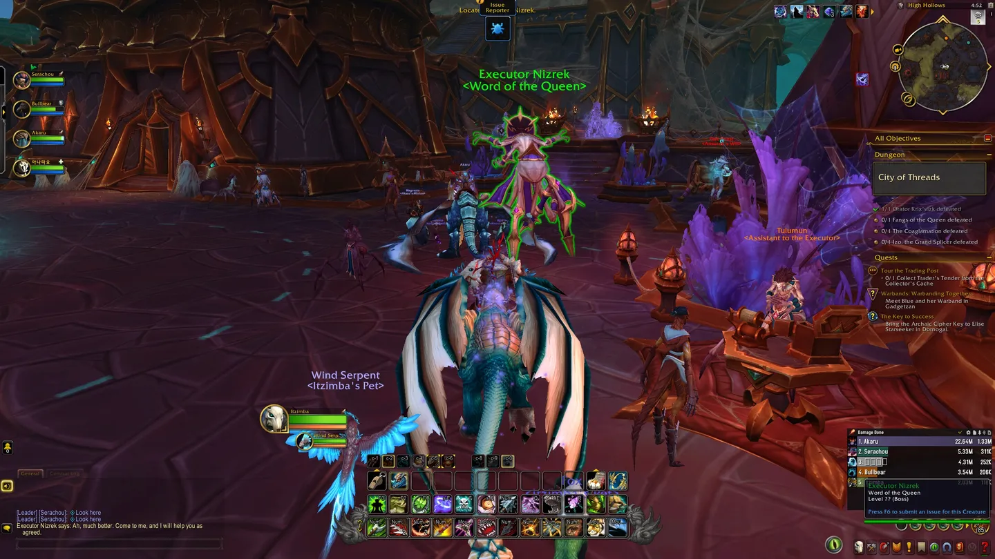 Zrzut ekranu z World of Warcraft pokazujący postać gracza dosiadającą zwierzaka Węża Wiatru, stojącą naprzeciw dużego NPC o imieniu 'Egzekutor Nizrek'. Scena rozgrywa się w ciemnym, jaskiniowym obszarze z fioletowymi kryształami i innymi widocznymi postaciami.