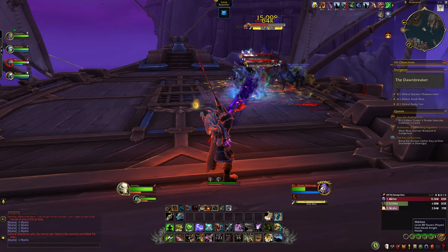 Zrzut ekranu z walki w World of Warcraft. Postać gracza atakuje bossa o nazwie 'Web Belt' na dużej platformie w fioletowym, mrocznym otoczeniu. Widoczne są efekty zaklęć i paski zdrowia drużyny. Interfejs pokazuje cele lochu 'The Dawnbreaker' i aktywne zadania.