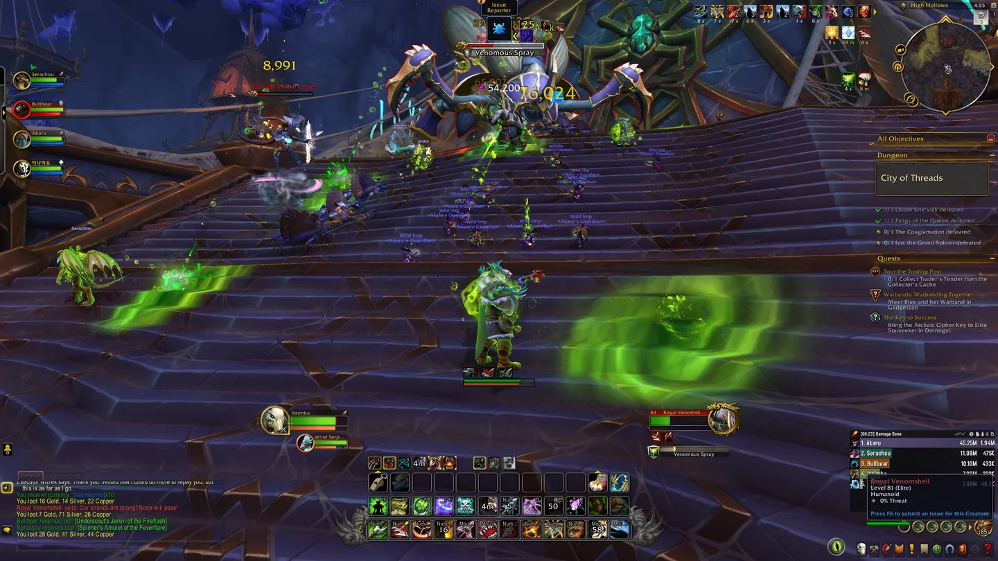 Zrzut ekranu z gry World of Warcraft przedstawiający walkę grupową z dużym bossem. Interfejs użytkownika pokazuje zdrowie postaci, umiejętności i cele zadań. Scena rozgrywa się na ciemnych kamiennych schodach z zielonymi magicznymi efektami.