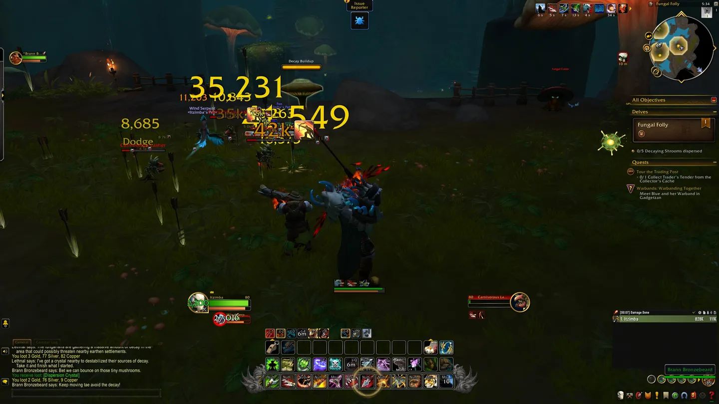 Zrzut ekranu z bitwy w World of Warcraft. Postać gracza walczy z grupą przeciwnik&oacute;w na ciemnym, trawiastym terenie. Widoczne są duże liczby obrażeń nad postaciami. W tle widać gigantyczne grzyby i ciemne niebo. Interfejs pokazuje mapę, paski zdrowia i zadanie 'Fungal Folly'.