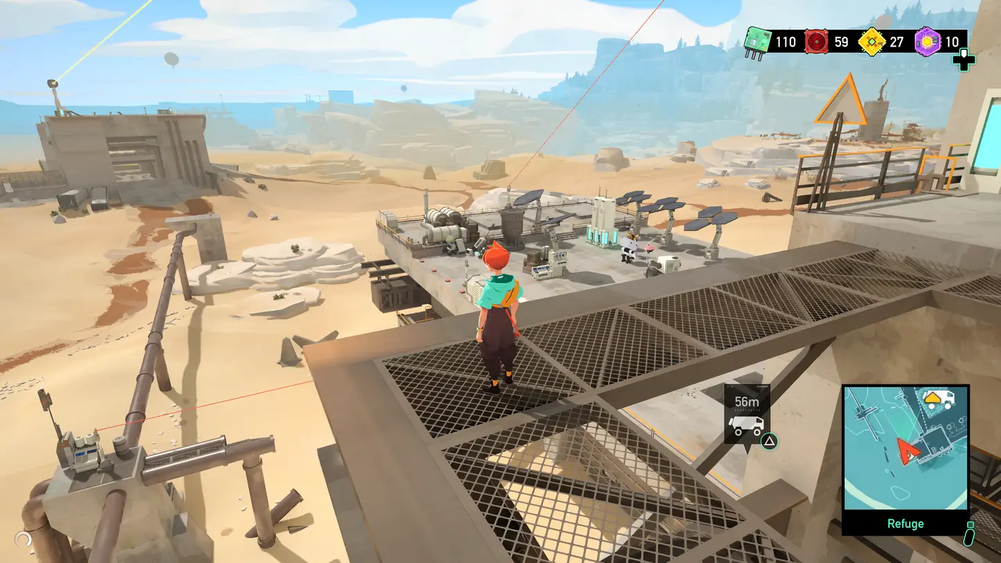 Gł&oacute;wna postać stoi na szczycie budowli i spogląda na pustynny krajobraz.